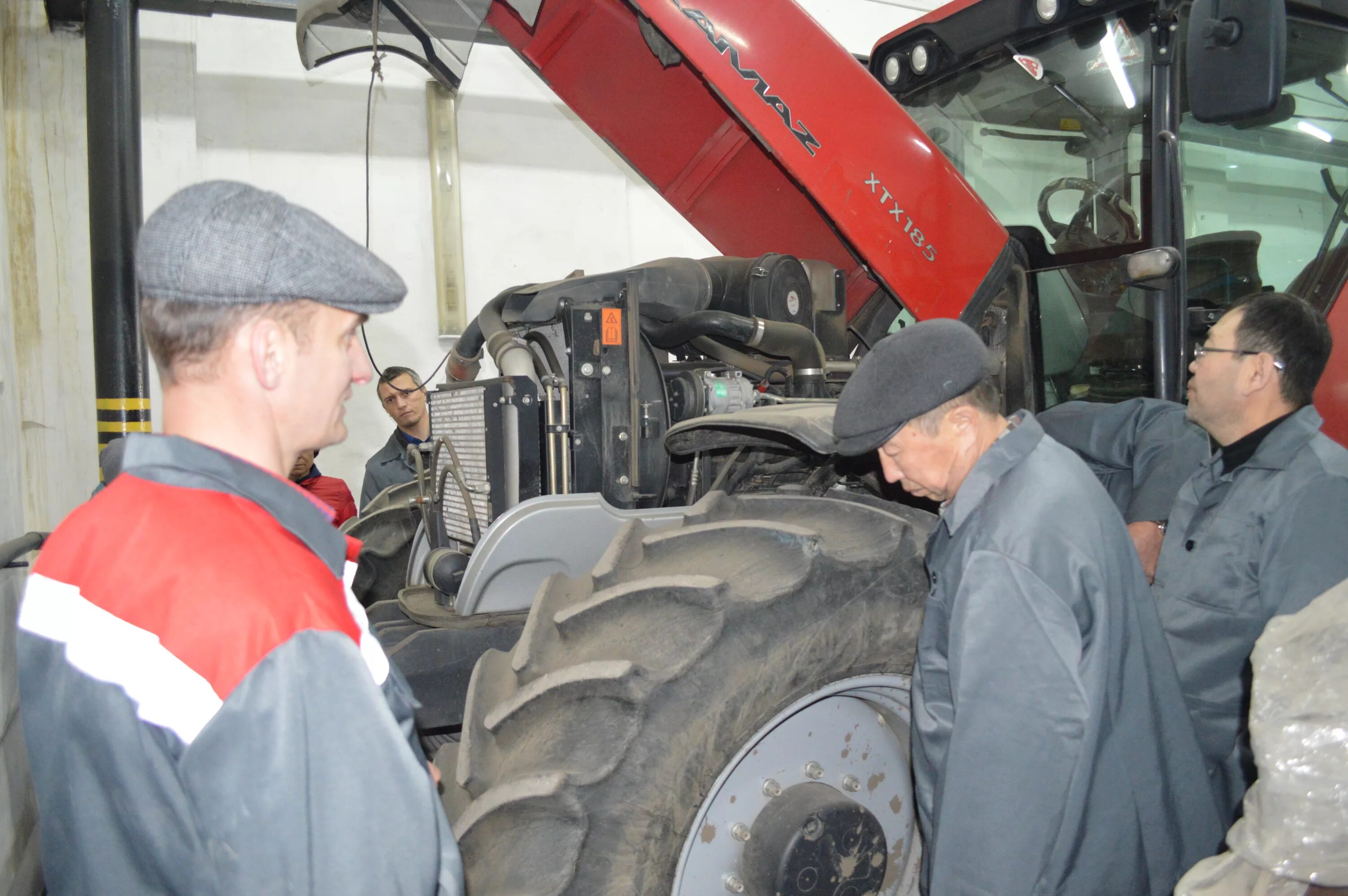 сельхозтехника профессия. сельхозтехника профессия. тракторист сельское хозяйство. тракторист механизатор. техобслуживание тракторов.