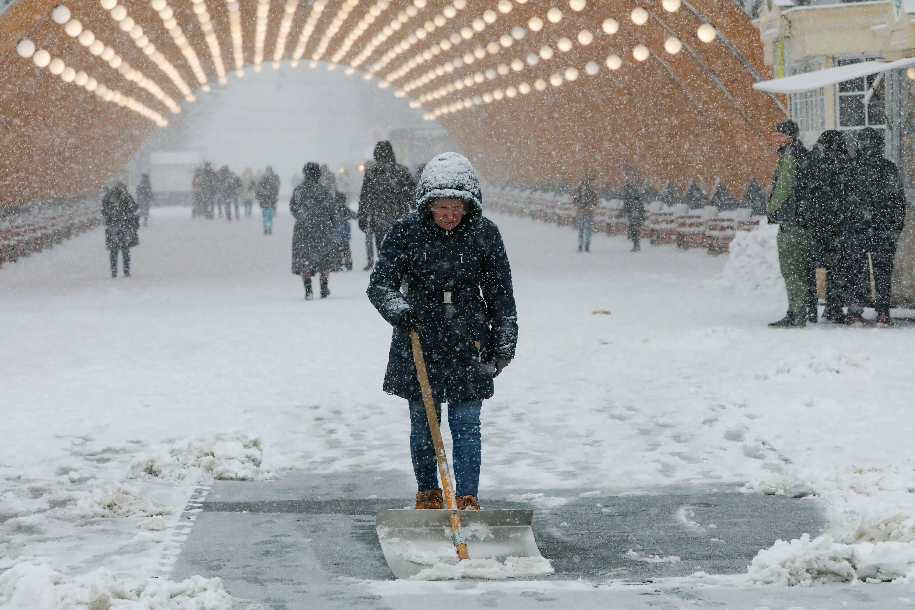 Снег в Москве. Снегопад на дороге. Снегопад в Москве. Зимний город. Ноябре выпадет снег
