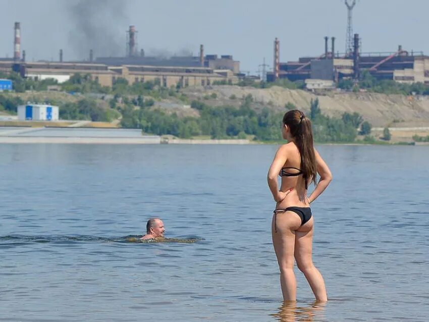 Купание на речке. Дикий пляж на волге. Купаются на диком пляже. Волгоград пляжи для купания. Детский дикий пляж на море.