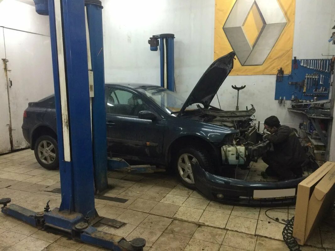 Логотип автосервиса max. Химиков 2 техосмотр. Автосервис у макса. Автосервис макс. Машина в автосервисе.