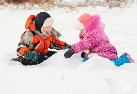 Местные дети любят играть в снежки