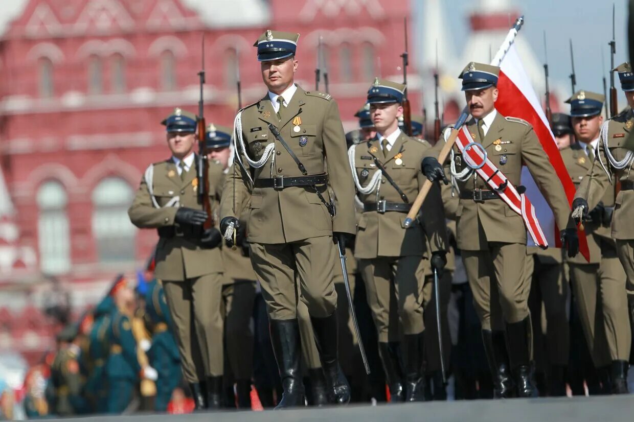 Парадная форма на параде Победы 1945. Войско польское парад 1945. Парад Победы 1945 форма офицеров. Поляки на параде Победы в Москве 2010.