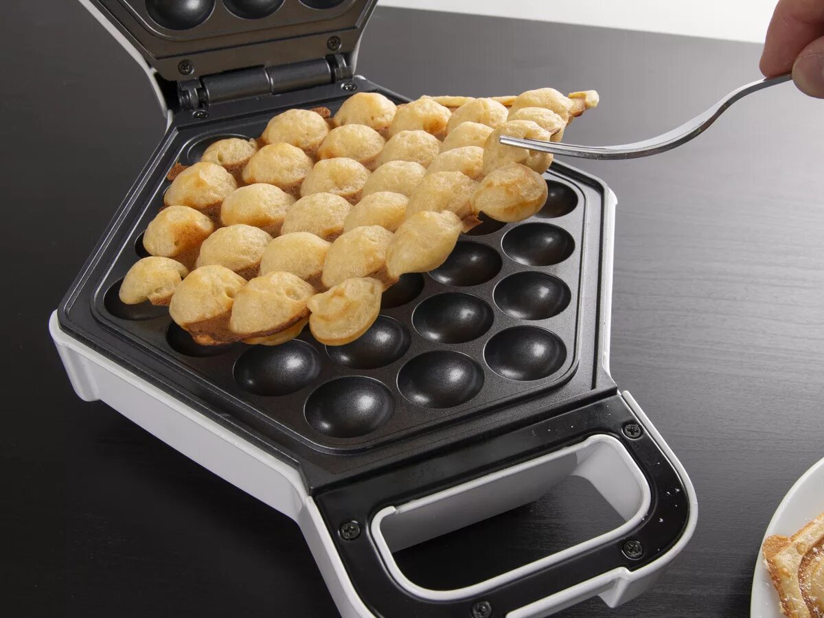 Сосиски в вафельнице. Вафельница редмонд. Вафельница Beem d2000705. Waffle maker вафельница. Вафельница Bubble Waffle.