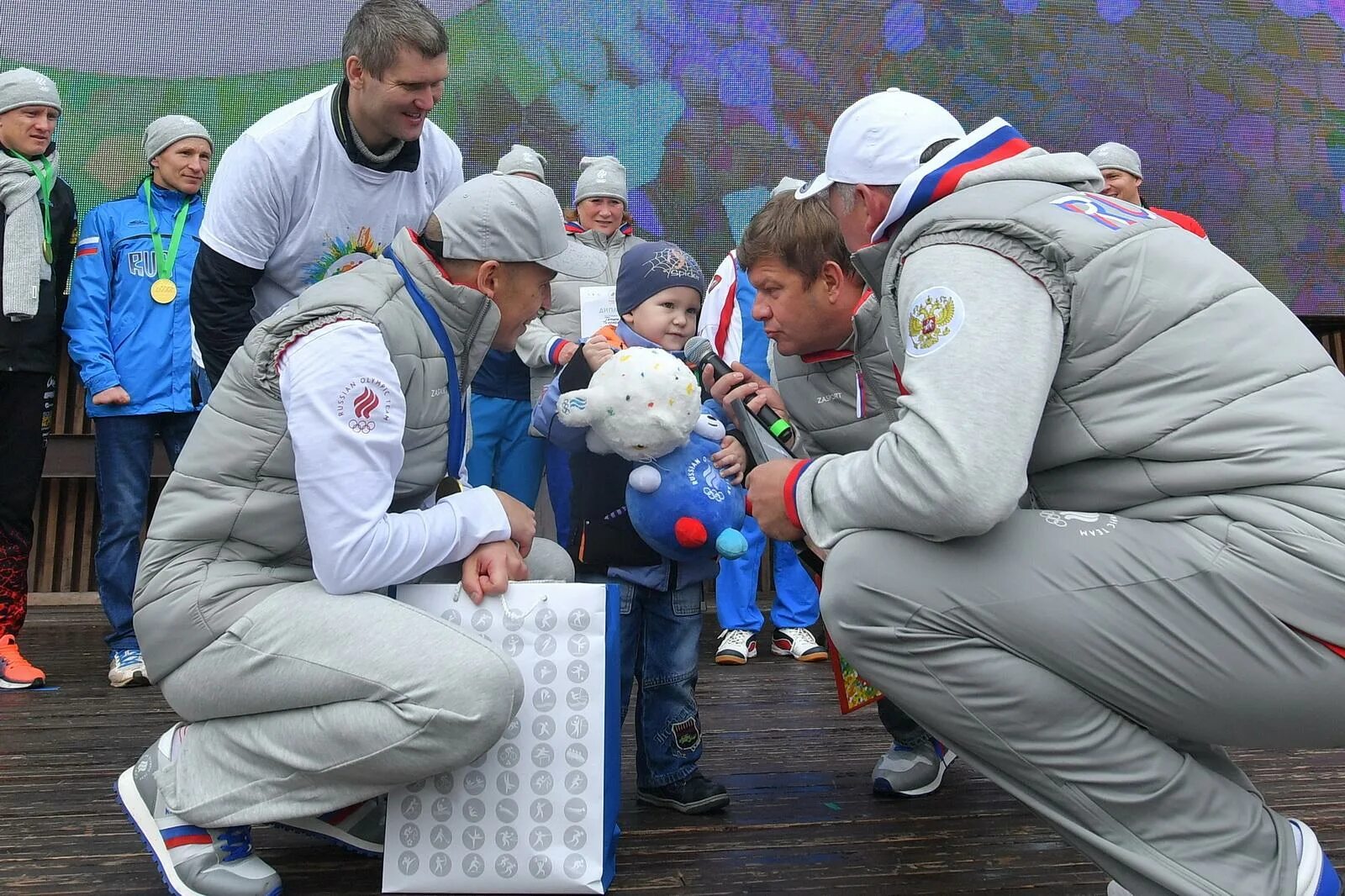 Включите новости дня. День ходьбы в Ижевске фото. События в Ижевске. Фан зона парк Кирова Ижевск. Главные события Удмуртии.