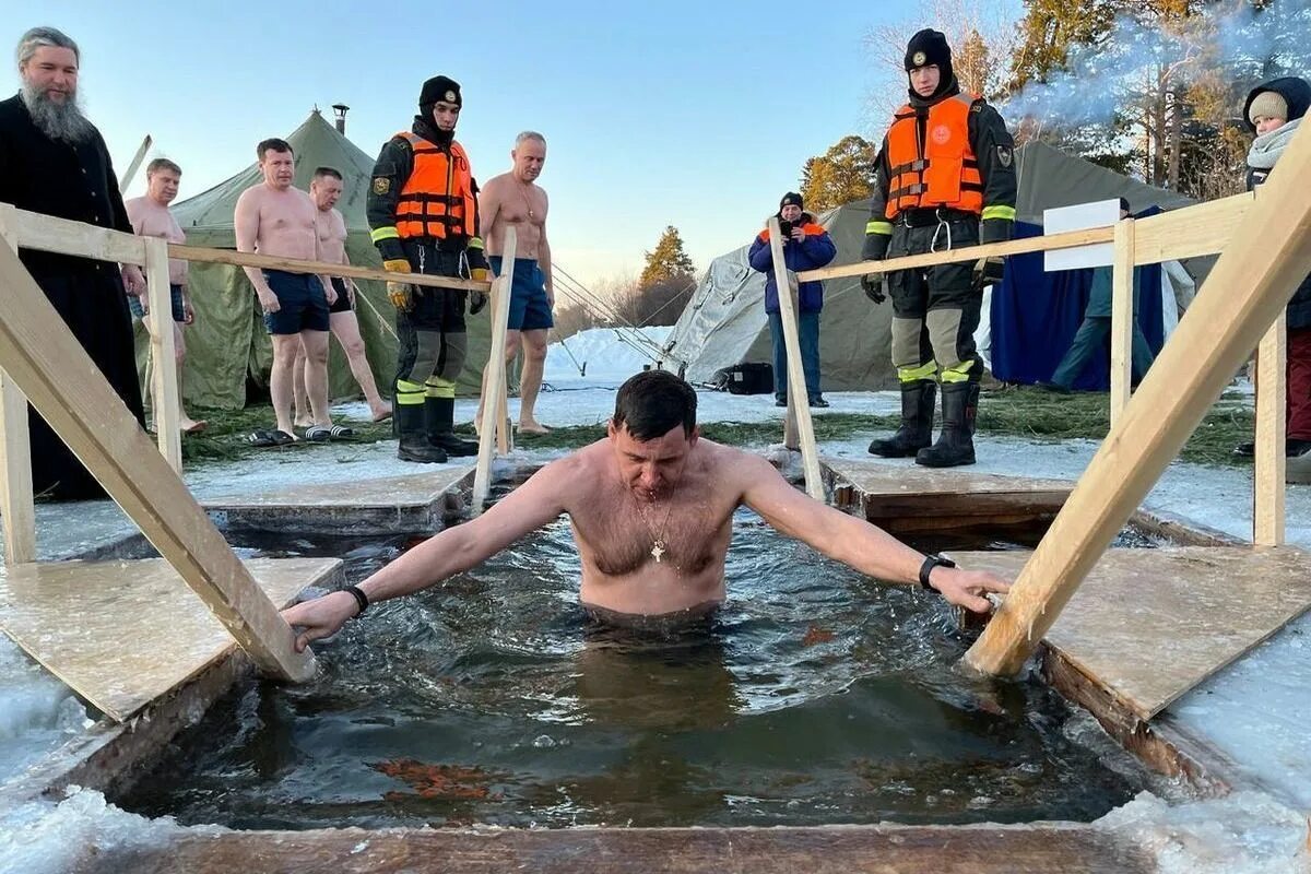 Храмовая купель в георгиевском парке. Крещенское купание в проруби. Прорубь на шарташе екатеринбург. Крещенские купания екатеринбург. Крещенские купания в прозрачной сорочке.