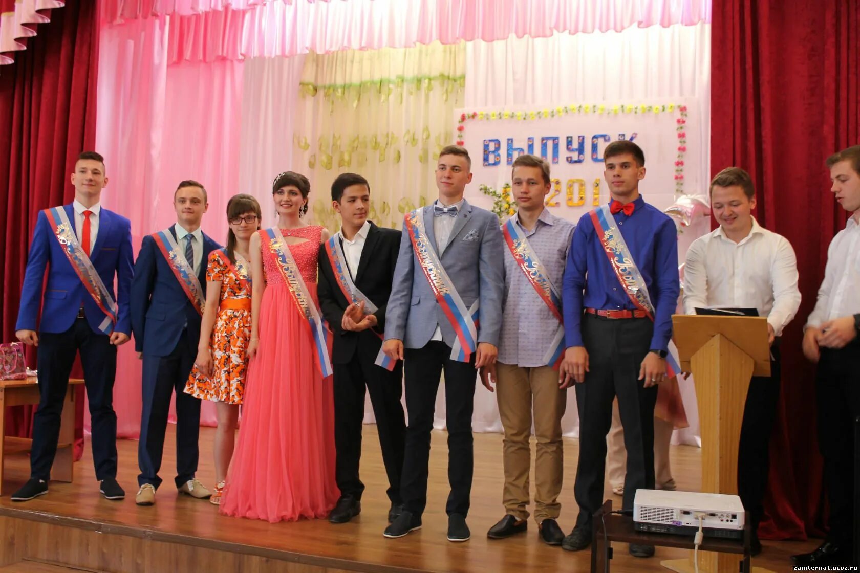 школа интернат выпускники. выпускники школы последний звонок. школа интернат выпускной. школа интернат выпускники. 33 интернат новошахтинск.