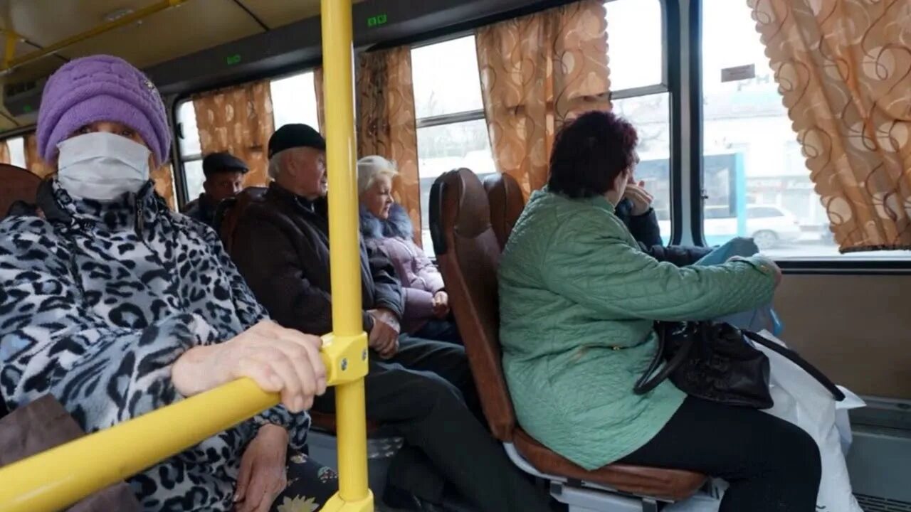 Льготный проезд маршрутка. Пенсионеры в автобусе. пожилые люди в общественном транспорте. пенсионерка в автобусе. проезд бабушка в автобусе.