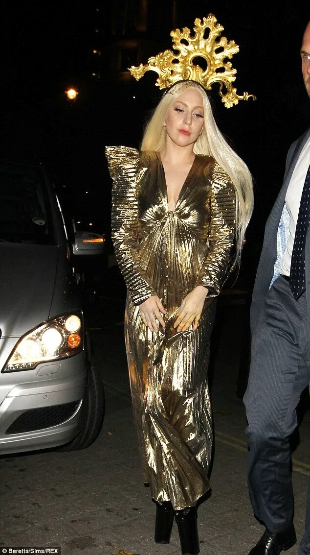 Золотой глобус 2016. Lady gaga americano. Леди гага золотой глобус 2016. Леди гага на оскаре 2023. Леди в платье.