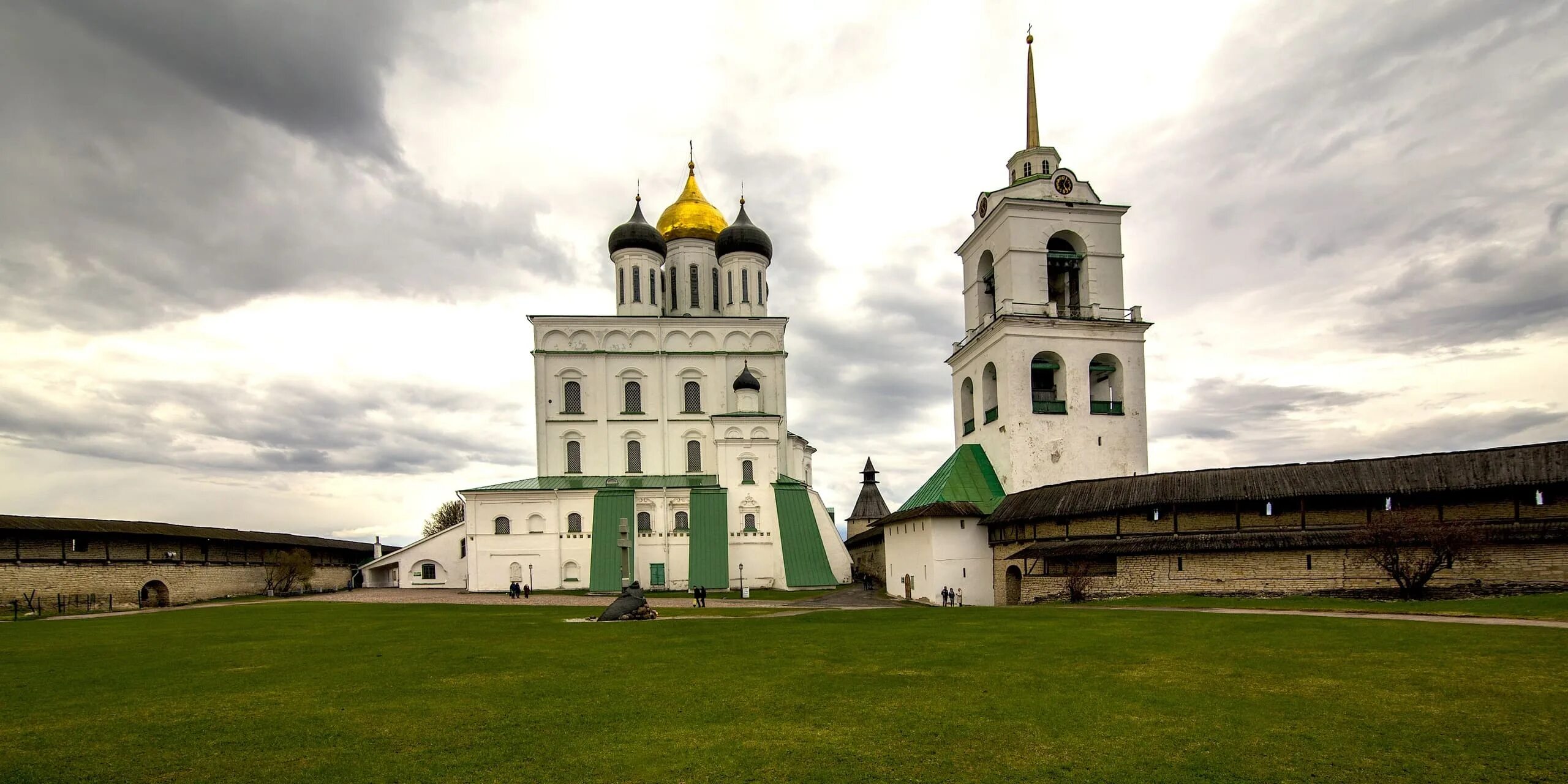 Псков 3 дня. Успенский собор псков. holy trinity cathedral псков. троицкий собор 14 века псков. trinity cathedral pskov.