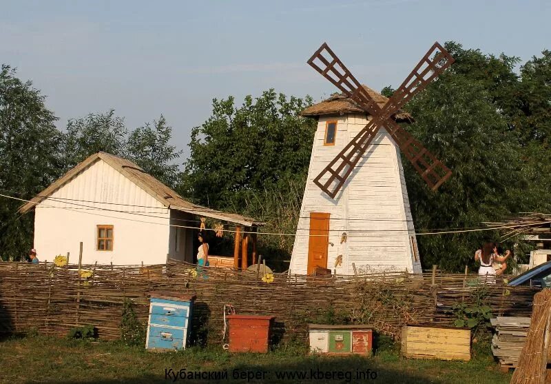 Город брюховецкая. Станица Брюховецкая. Ст Брюховецкая Краснодарский край. Станица Брюховецкая парк. Казачий остров Брюховецкая.