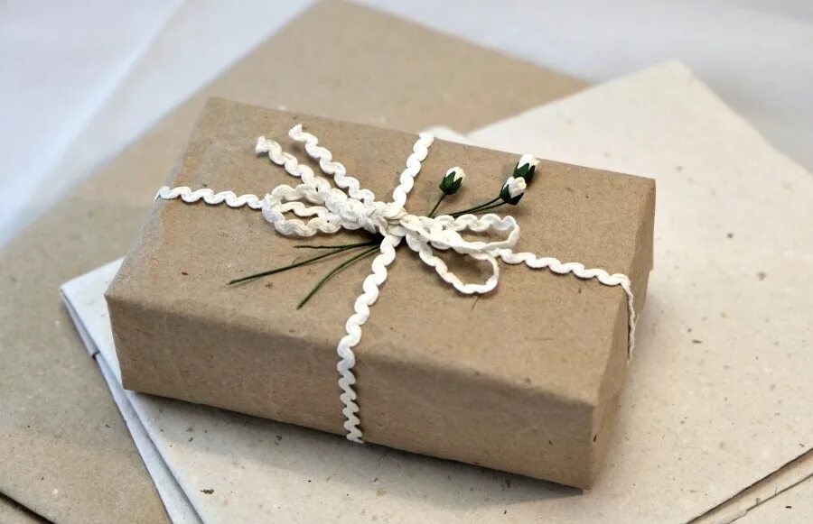 Способ упаковки. Необычная подарочная упаковка. Красивая упаковка подарков. Способ упаковки. Упаковка подарка в крафт бумагу.