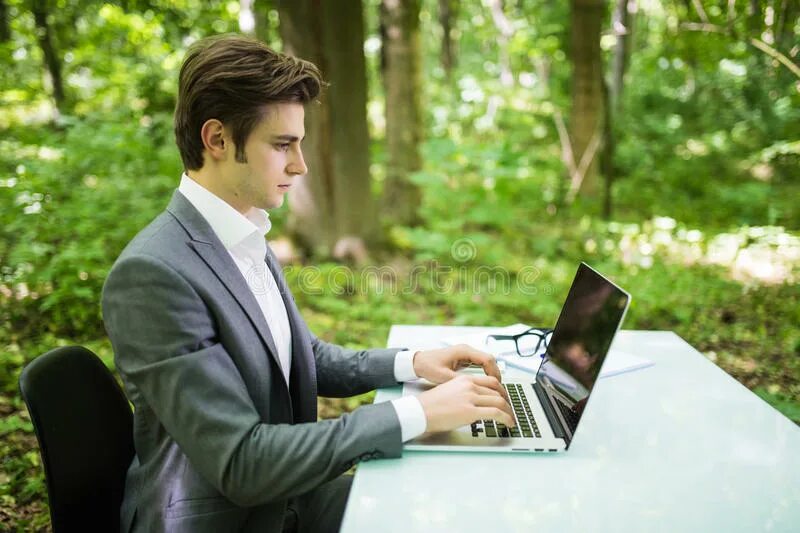 человек в полный рост в лесу. бизнесмен в лесу. мужчина в джунглях. офисном костюме в лесу. бизнесмен на лавочке.