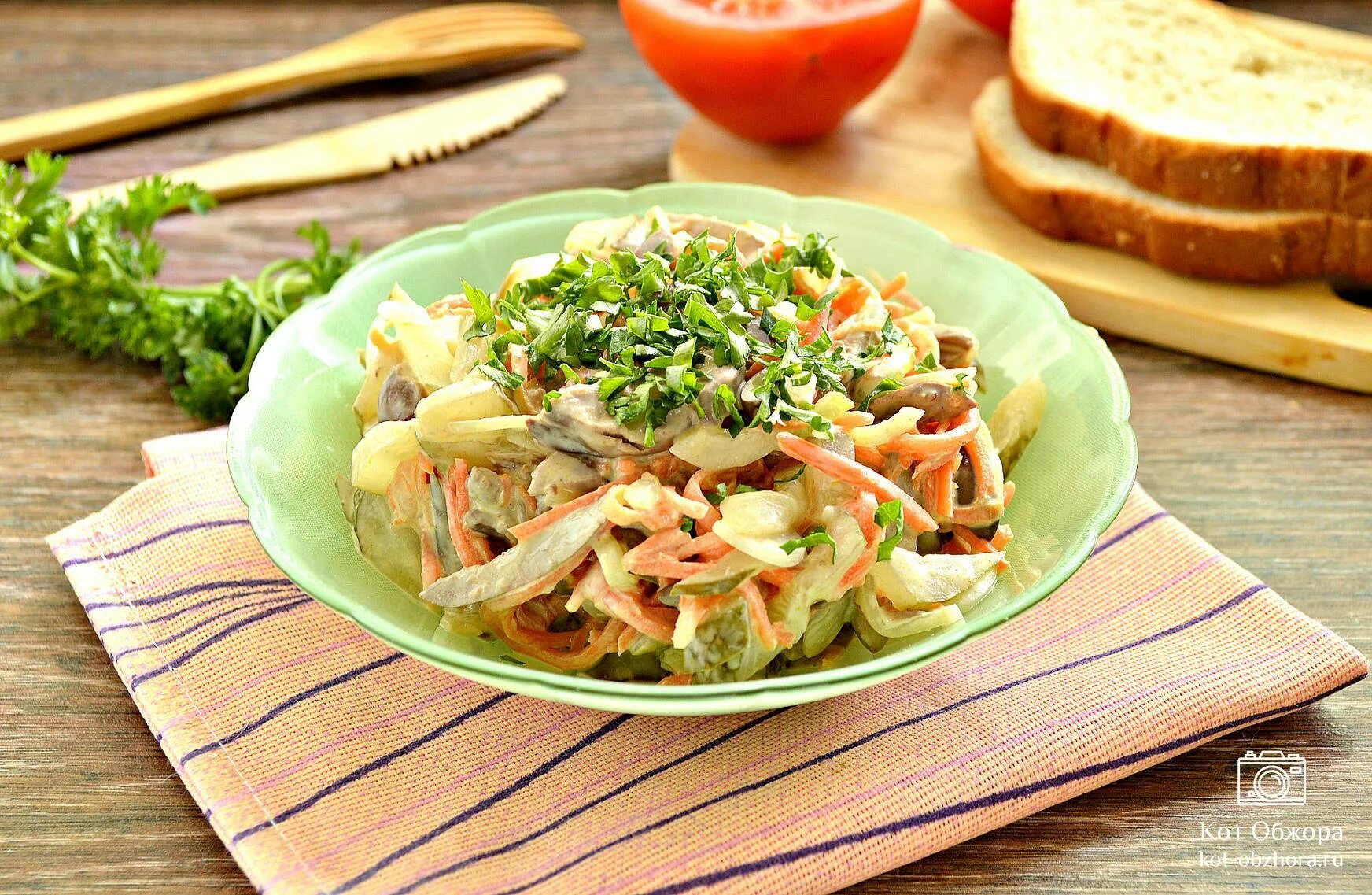Салат венеция с копченой курицей. Салат венеция с корейской морковью и курицей. Салат с ветчиной и морковкой. Салат из говяжьего сердца с корейской морковью. Салат обжорка с говядиной и солеными огурцами.
