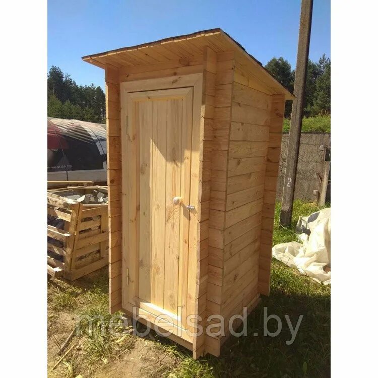 Купить крышу для туалета. Крыша дачного туалета. Дачный туалет с односкатной крышей. Туалет дачный деревянный односкатный. Деревянный туалет с плоской крышей.