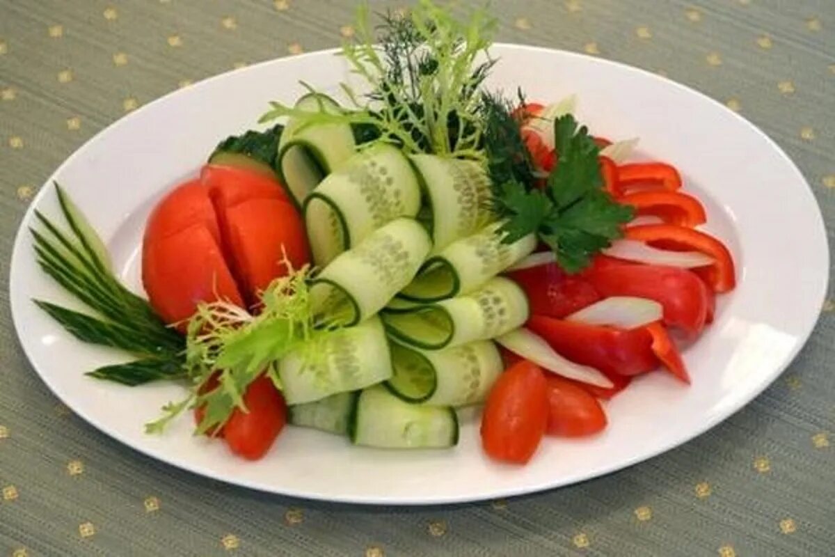 Как подать овощи. Овощная нарезка. Овощная нарезка на праздничный стол. Овощная тарелка украшение. Овощи красиво на тарелке.