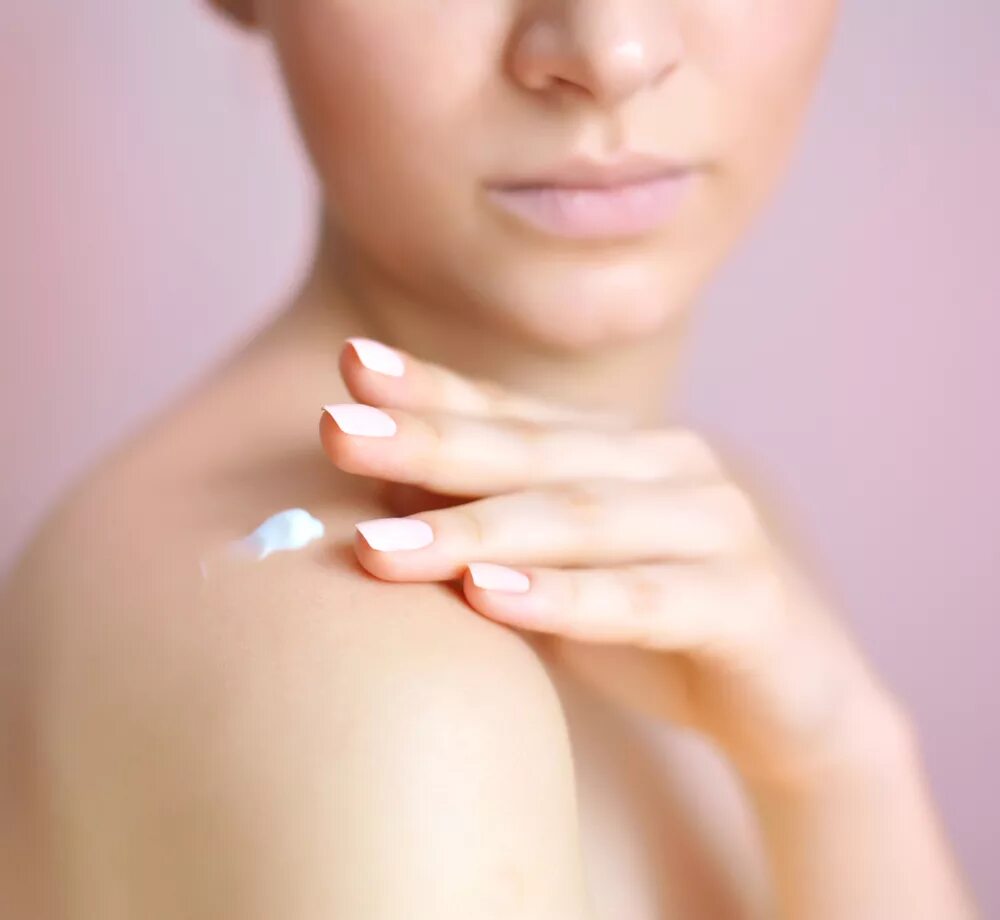 Нанесение крема на кожу тела. Помазать плечи. Помазать плечи. Помазать плечи. Намазывание крема на спину.