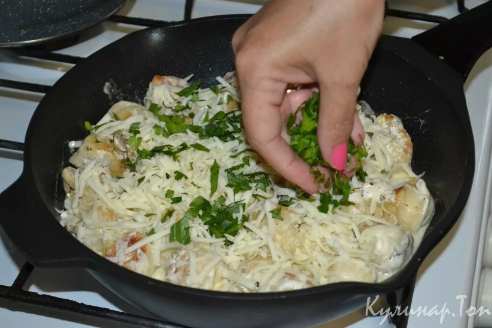 Пельмени на сковороде со сметаной и сыром. Пельмени в сметанном соусе с сыром на сковороде. пельмени жареные на сковороде со сметаной и сыром. обжаренные пельмени в сметане. жареные пельмени на сковороде со сметаной и сыром и грибами.
