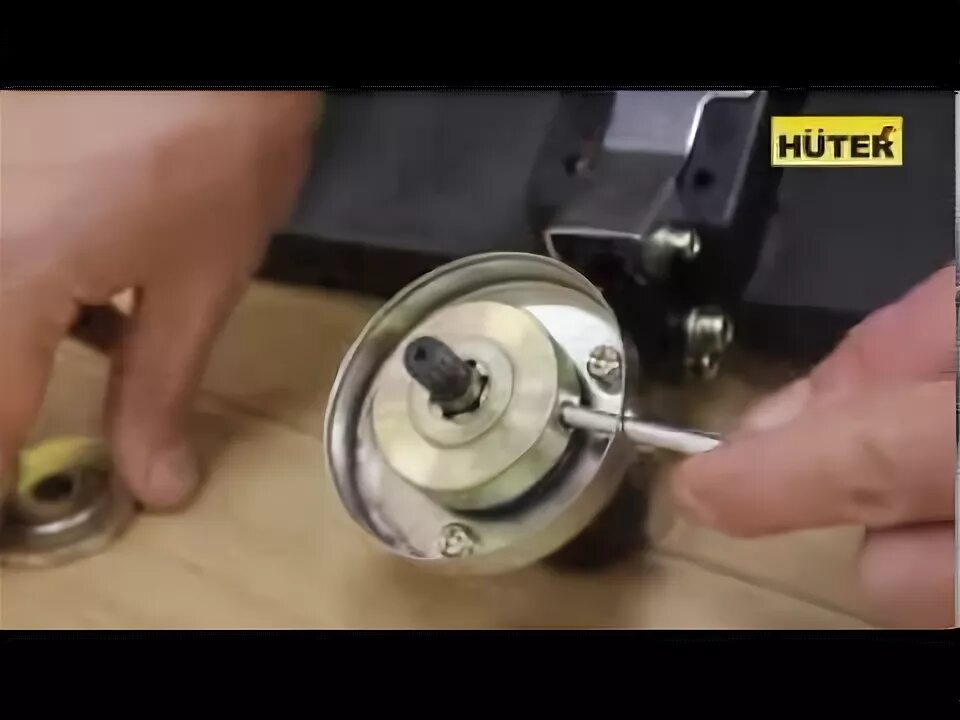 Как открутить на триммере катушку с леской