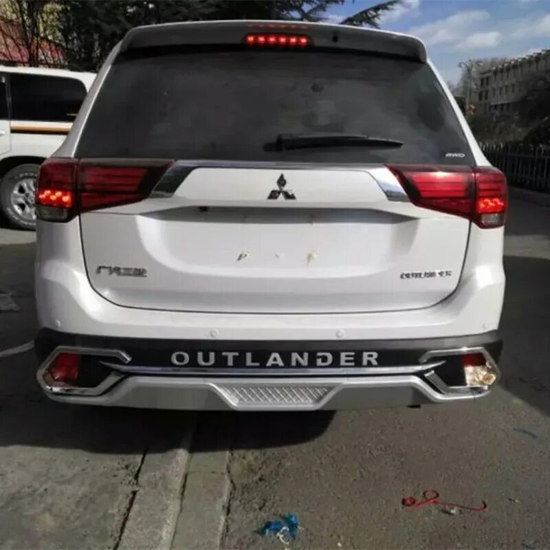 Спойлер Аутлендер 3 2018. Mitsubishi Outlander 3 спойлер. Mitsubishi Outlander 2018 спойлер. Задний спойлер на Митсубиси Аутлендер 3.