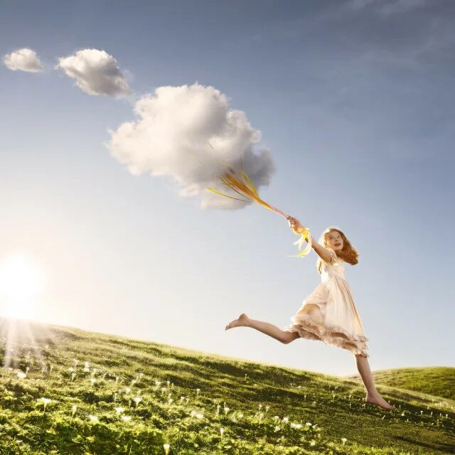 день наполнен энергии и позитива. человек и природа. гармония и счастье. счастливая женщина. человек радуется.
