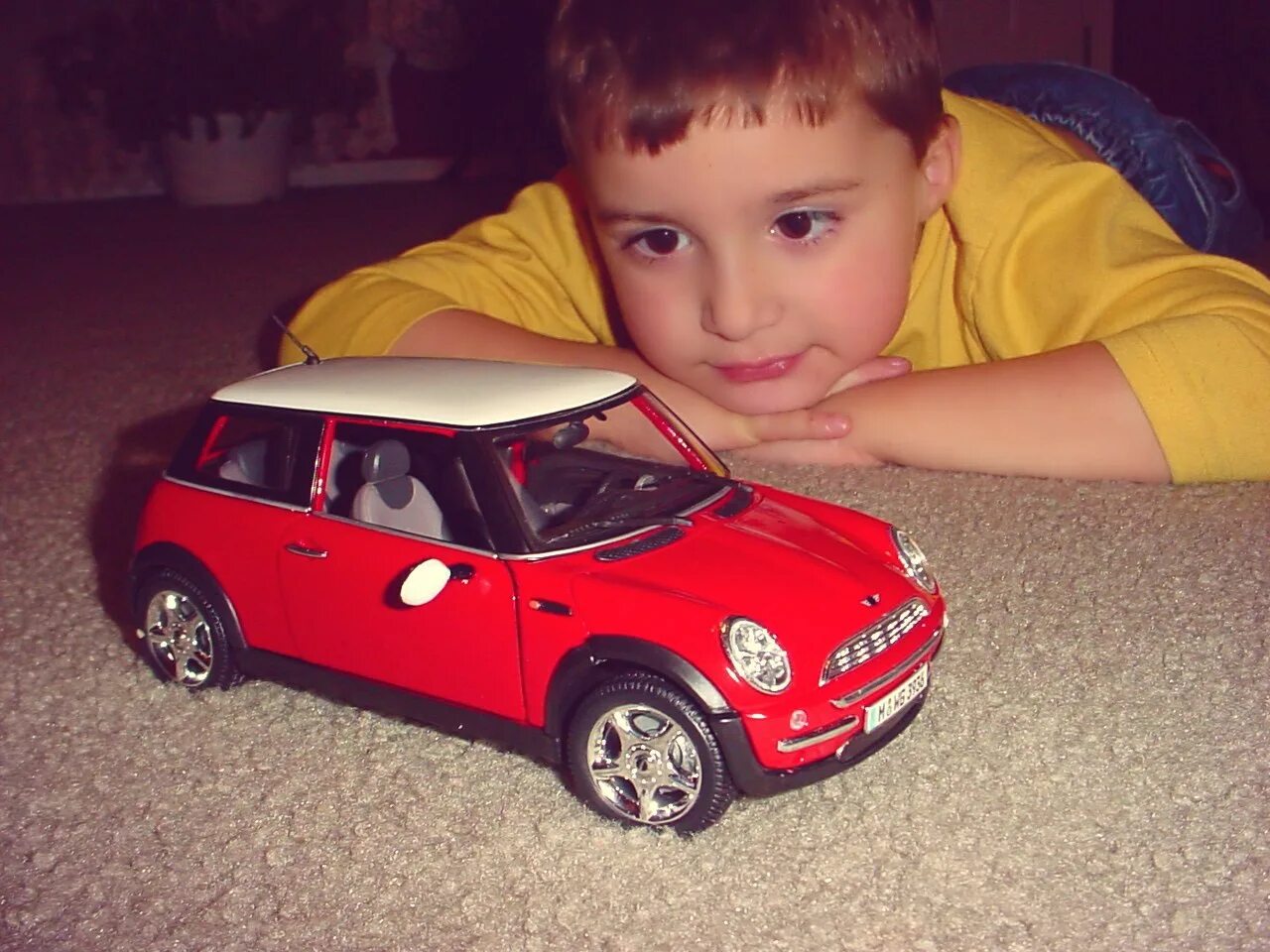 Мальчик покажет машины
