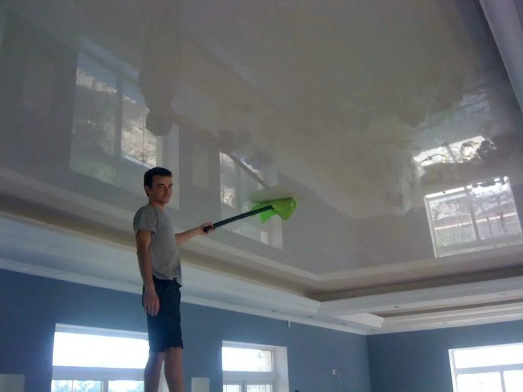 Глянцевый натяжной потолок. Помыть натяжной потолок. Потолок моющийся. Мытье натяжных потолков в домашних.