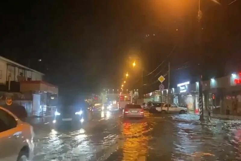 16 большие дожди. Сочи затопило. Ливень в Краснодаре. Потоп в Лазаревском 2021. Ливень в Сочи.
