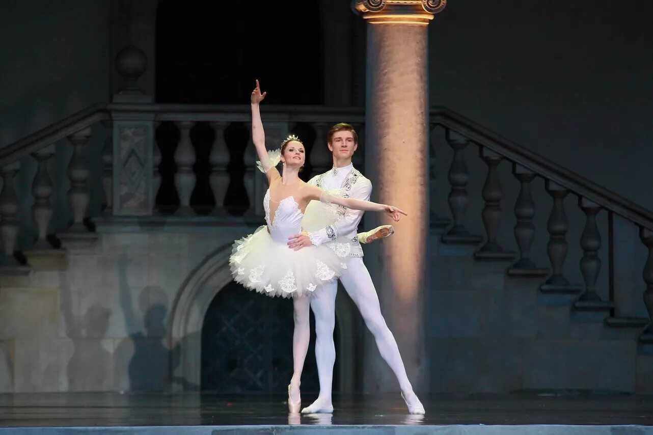 Па де труа щелкунчик. Чайковский щелкунчик падеде. Па де труа в балете. Па-де-де что это такое в балете. Роден па де де.