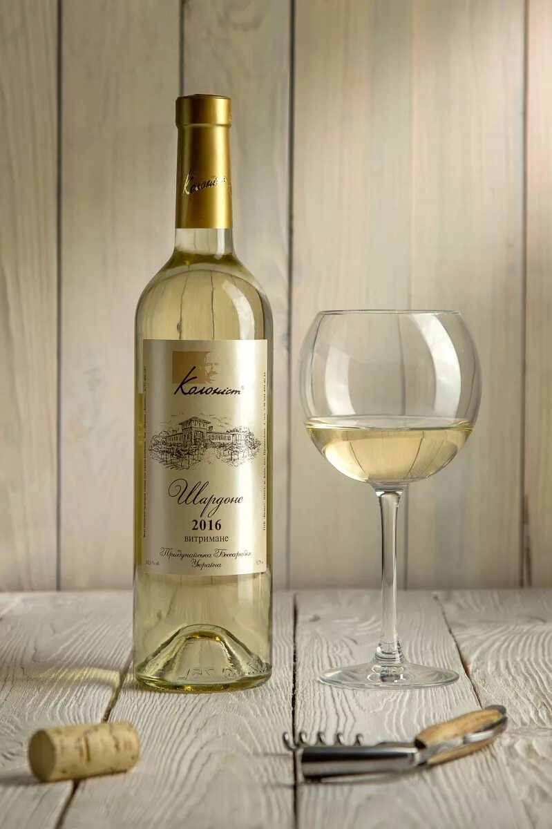 Сухое легкое вино. Шардоне Рислинг. Вино белое сухое. Белое вино. Бутылка белого вина.