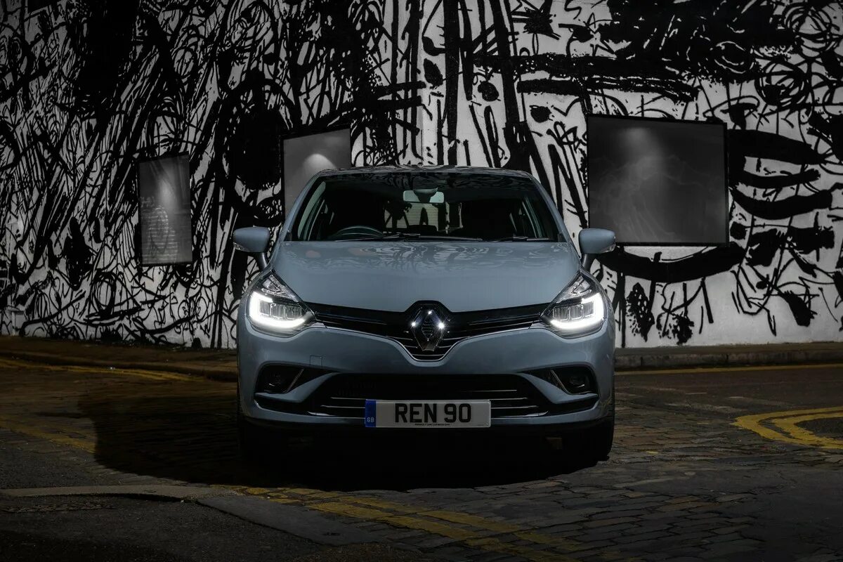 Renault работа. Renault Clio 2018. Renault продает "АВТОВАЗ". Renault Clio к 2018г. Передние противотуманки. Clio стильный свет.