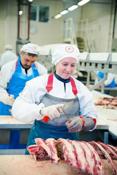 Обвальщик минск. Мясной цех обвальщик мяса. Обвальщик на мясокомбинате.