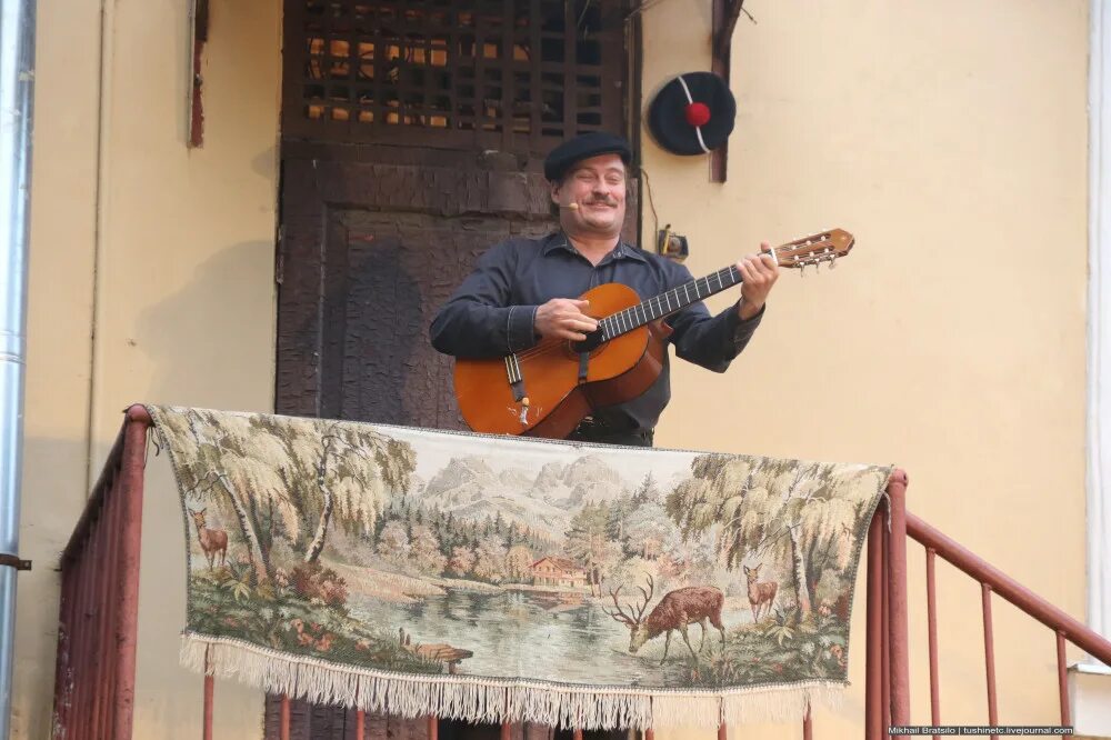 Дворик исполнитель. Советская молодежь с гитарой. Группа криминальный бит. Молодежь во дворе. Дворик исполнитель.