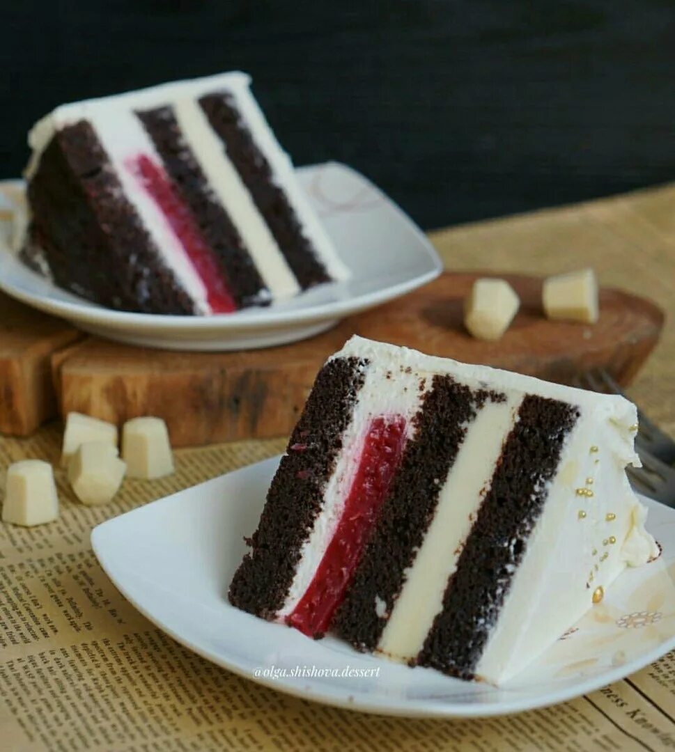 Шоколадные пирожные с клубникой. Муссовый торт со смородиной. Смородиновый торт. Торт смородина шоколад. Шоколадный торт со смородиной.