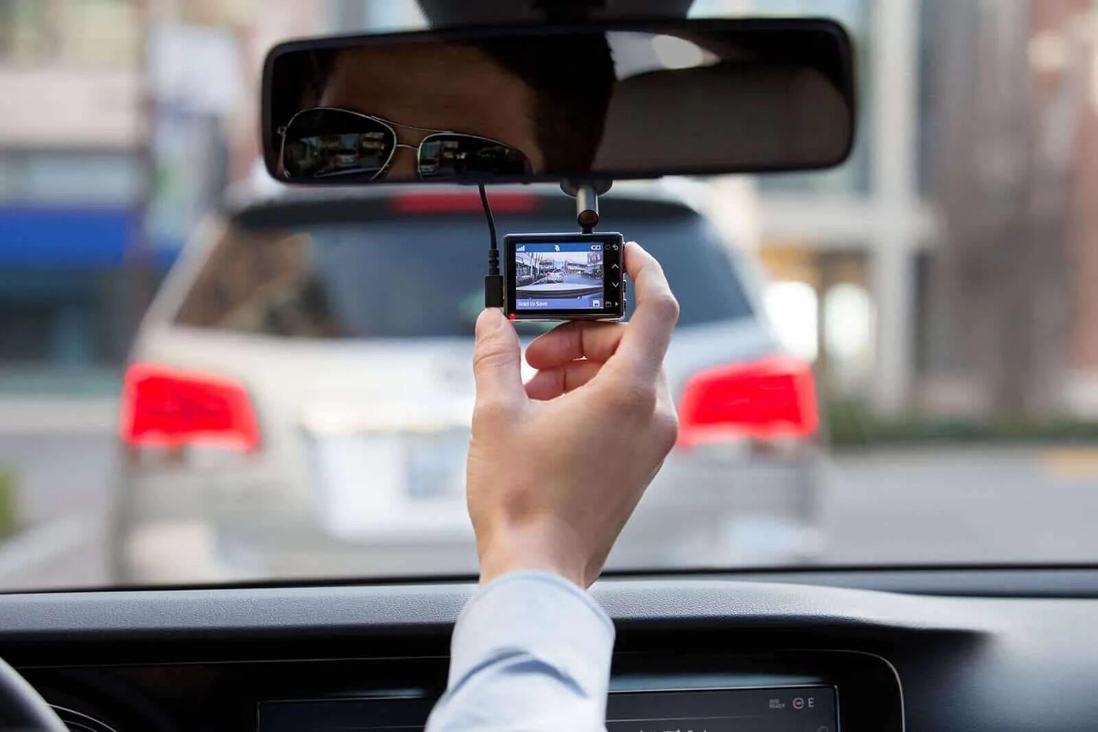 Какой нужен видеорегистратор. Dash cam видеорегистратор. apeman c420d видеорегистратор. автомобильный видеорегистратор в машине garmin. видеорегистратор реклама.