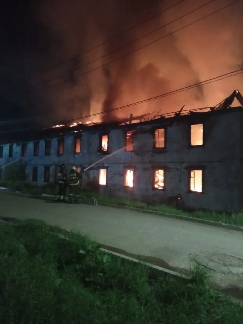 Что сейчас горит в родниках. Пожар в Чайковском. Горящий город. Пожар в Чайковском на заре. Пожар в Чайковском сегодня.