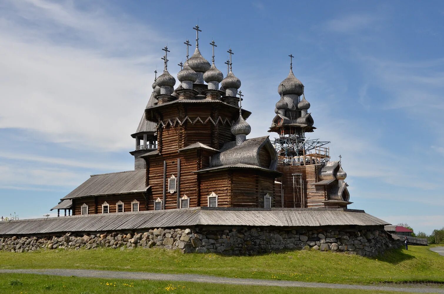 Архитектурный комплекс Кижи. Архитектурный комплекс Кижи в Карелии. Кижский Погост достопримечательности Кижей. Храмовый комплекс в Кижах.