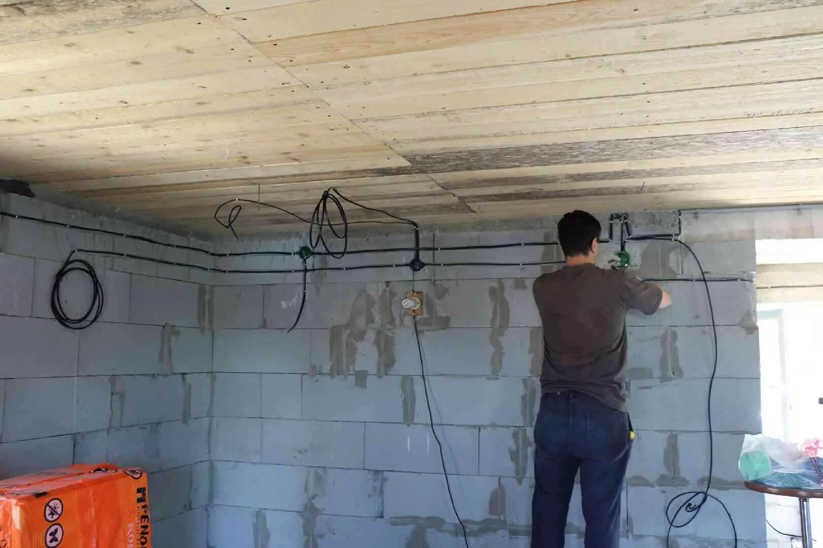 Прокладка электропроводки в доме. Электрика как правильно. Проводка электричества в квартире. Электропроводка пуэ распределительные. Правильная схема разводки электропроводки.