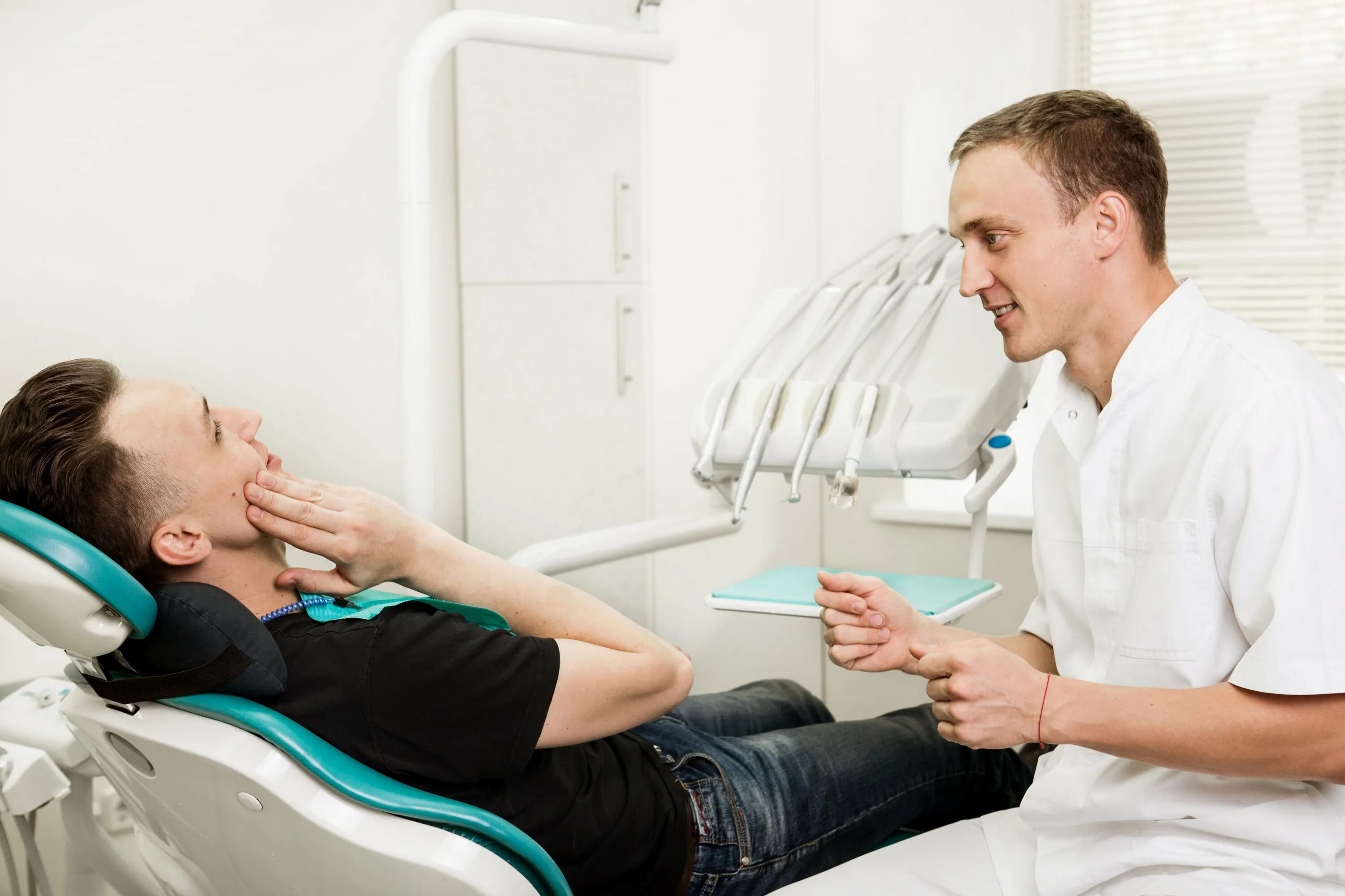 Гальванизм в полости рта. Стоматология доктор с пациентом. Гальванизм в стоматологии.