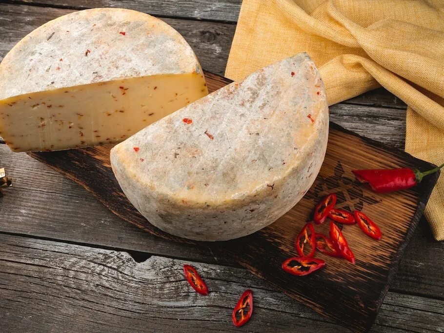 сыр качотта с лисичками. качотта с лисичками и жареным луком. качотта с лисичками и жареным луком. сыр крымчанин особый с трюфелем. сыр качотта с лисичками.