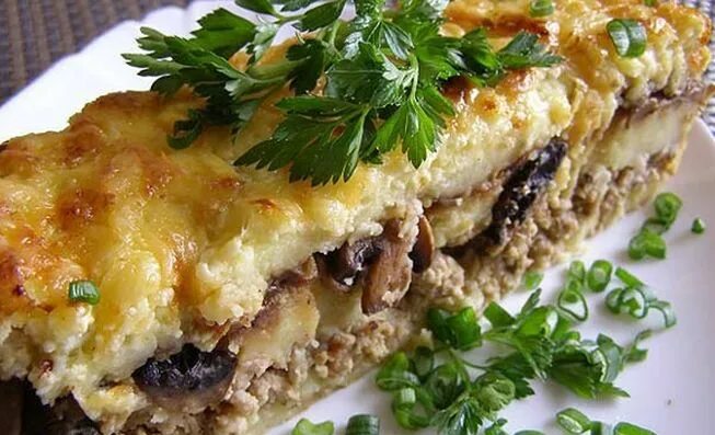 Фарш картошка грибы сыр в духовке. Картофельная запеканка с грибами. картофельная запеканка с фаршем и грибами. картофельная запеканка с фаршем и грибами в духовке. запеканка с грибами и картофелем.
