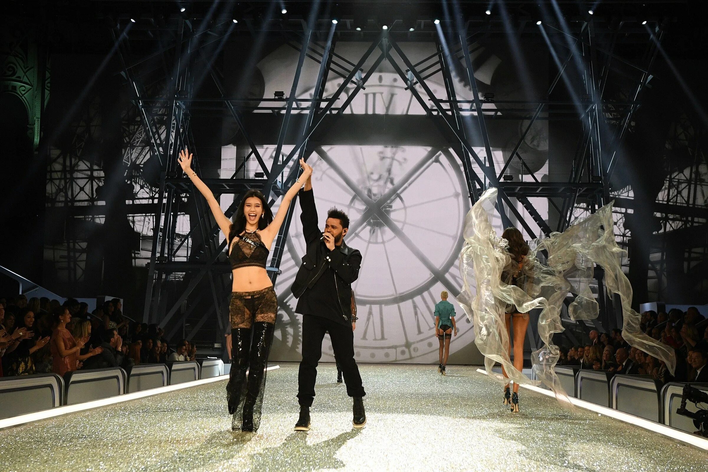 Молли кендалл. Миранда керр в красном. Stunning show. Stunning show. Съемка в движении танец.
