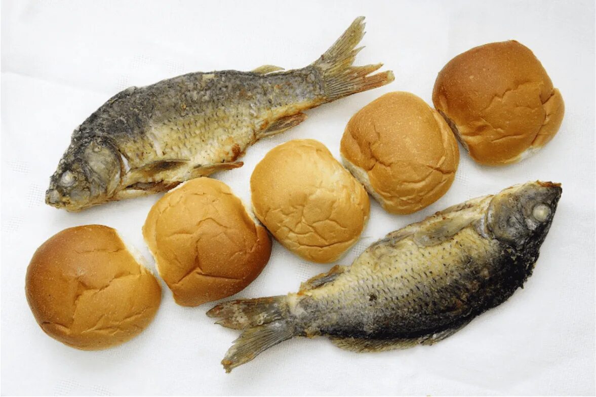 Можно ли рыбкам хлеб. Анциструс альбинос мальки. 5 хлебов и 2 рыбки. Рыба в батоне. Хлеб и рыба.