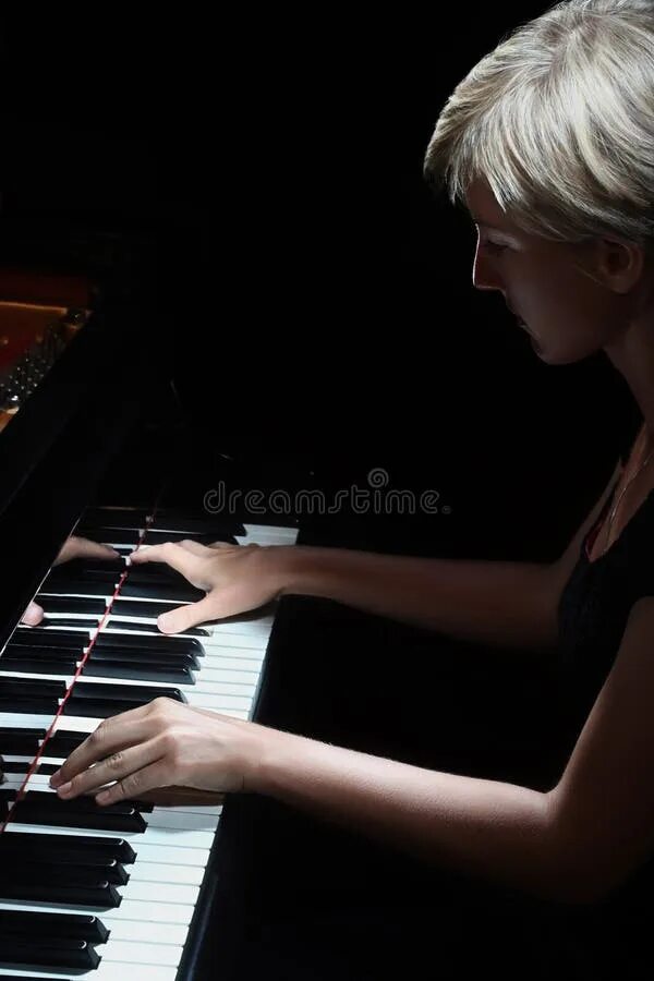 She play the piano at night. Красивая пианистка. A woman playing the piano. Девушка на рояле. She play the piano at night.