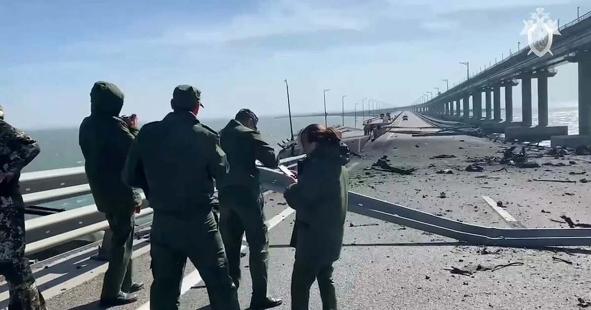 Движение по крымскому мосту сейчас. Савельев на крымском мосту. крымский мост. взрыв крымского моста. восстановленное движение на мосту в крыму.