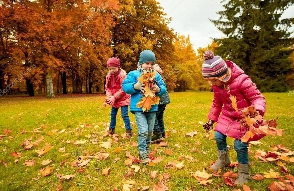 Дети гуляют в парке осенью. Осень для детей. Дети гуляют в парке. Wearing parka unhappy kid. Прогулки на свежем воздухе.