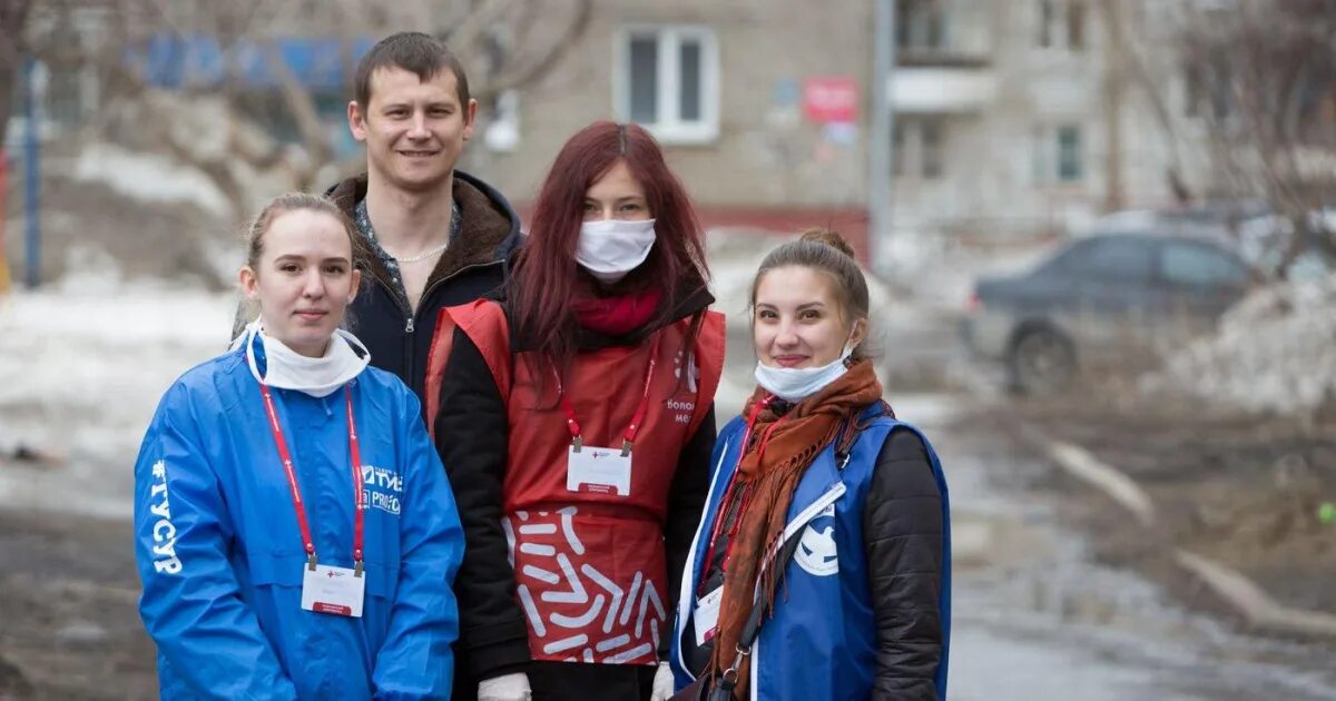 Волонтеры навестили. Что получает волонтер. Центр городских волонтеров. Волонтер. Волонтеры помогают пожилым людям.