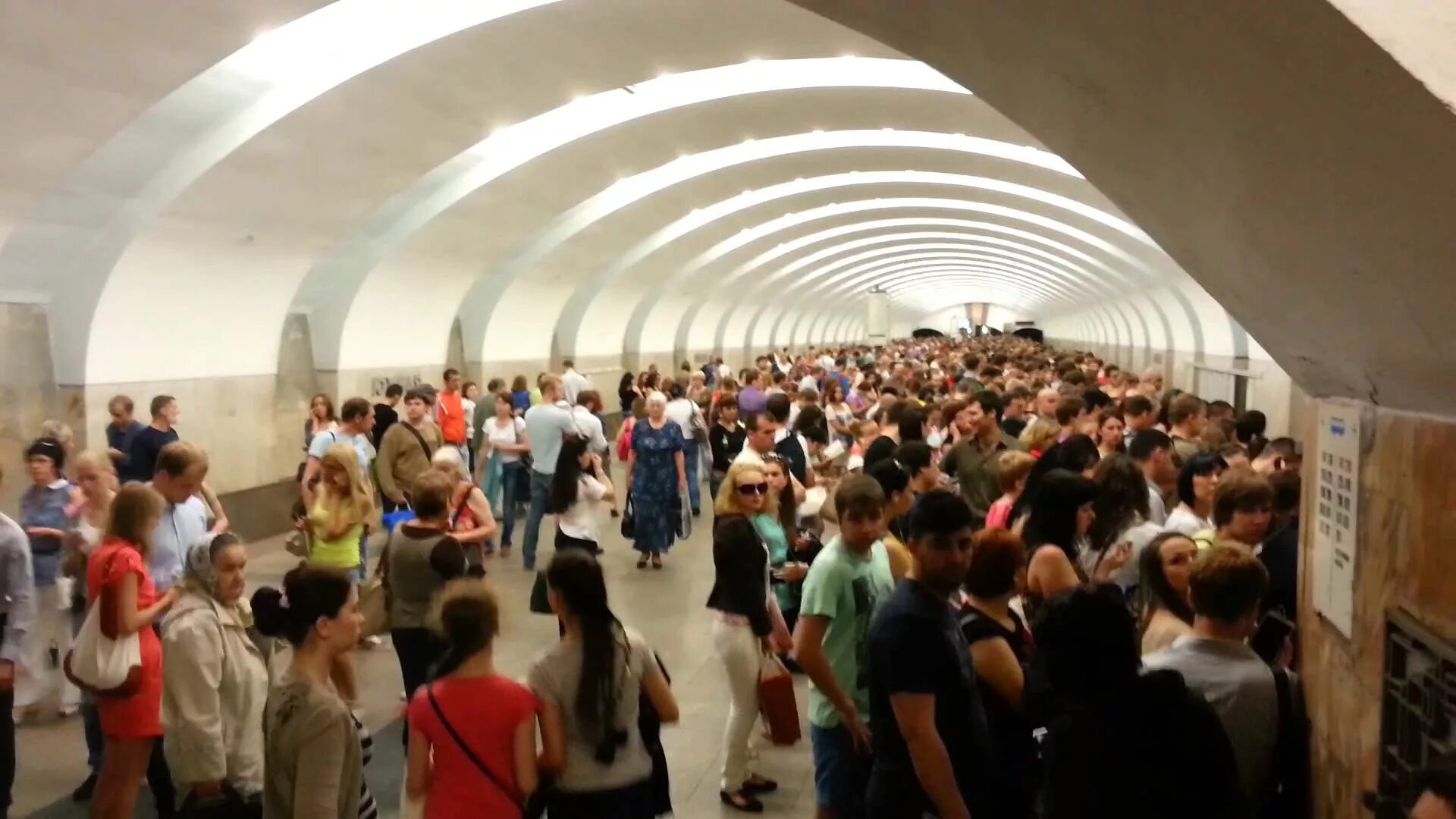 Удлиненный переход. Много народу в метро. Толпа в метро. Много людей на станции. Толпы на фиолетовой ветке.