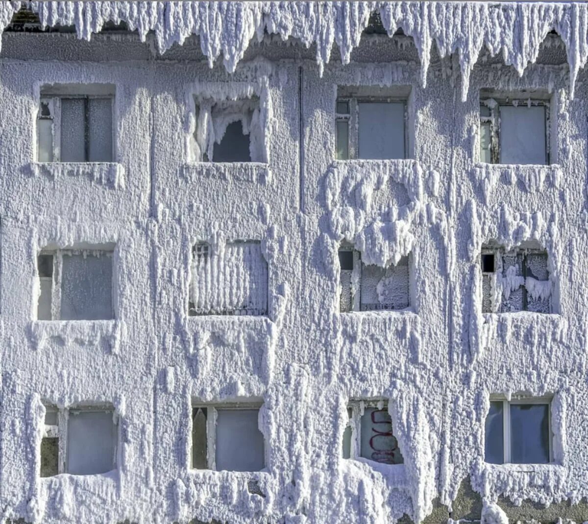 Тепло ей под ледяной кровлей