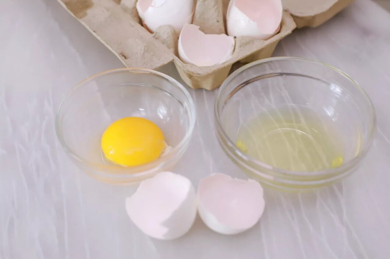 Куриное яйцо без белка. Яичный белок. Белок от яйца. Белок и желток. Яичный белок для лица.