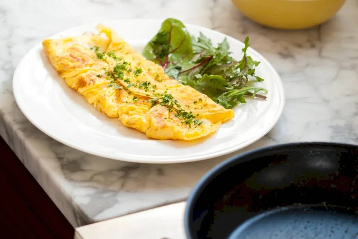 Cheese omelette. Омлет бавеузе. Завтрак яичница с сыром. Омлет с ветчиной и сыром. Фаршированный омлет с ветчиной.
